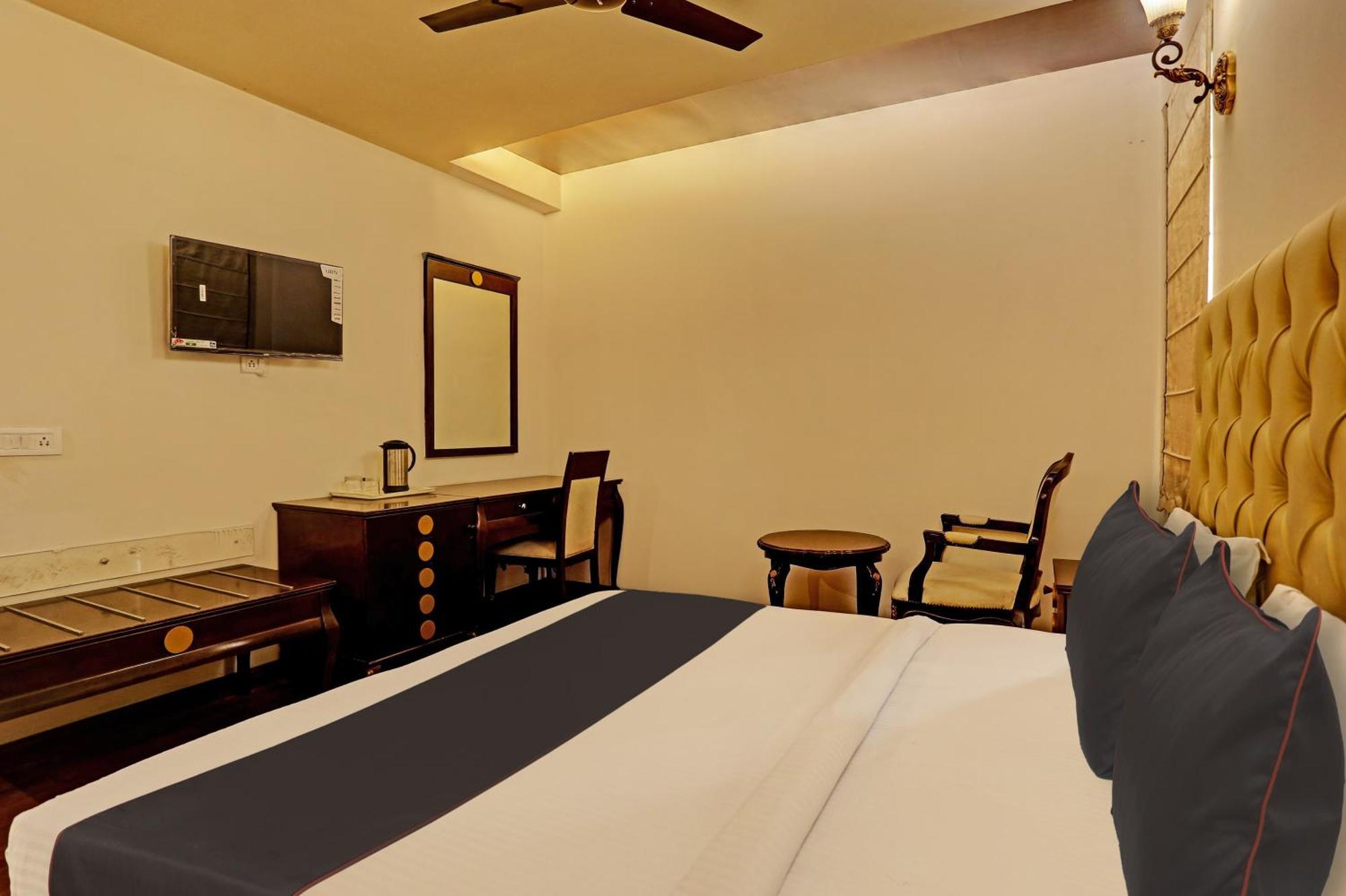Townhouse The Royce New Friends Colony Hotell New Delhi Exteriör bild